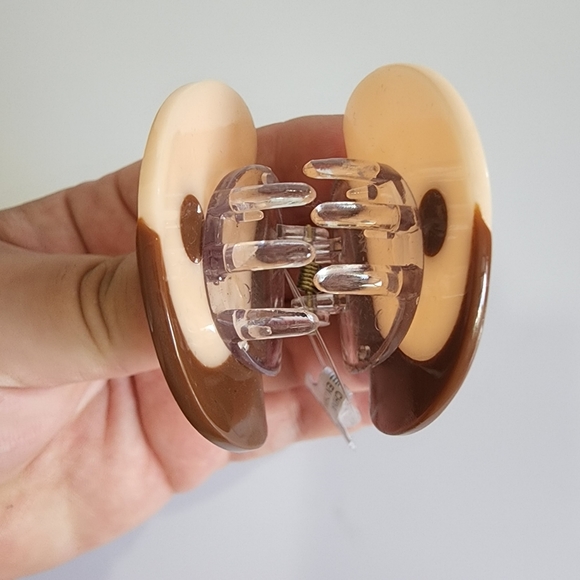 NWT Brown Cream Yin Yang Claw Round - Picture 6 of 9